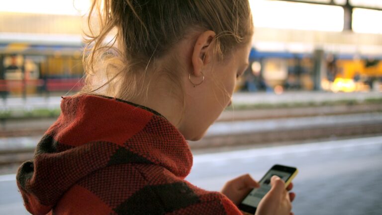 Best Travel Apps You Need Before Your Next Trip (2025 Guide)