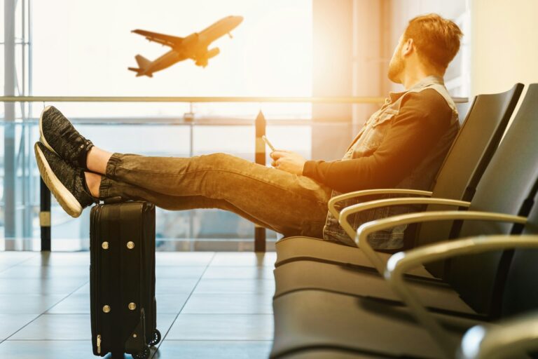 How to Find Last Minute Travel Deals That Actually Save Money