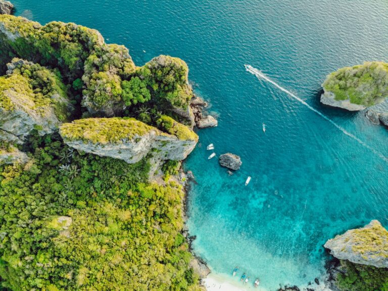 Thailand Travel Guide: Islands, Temples, and Street Food
